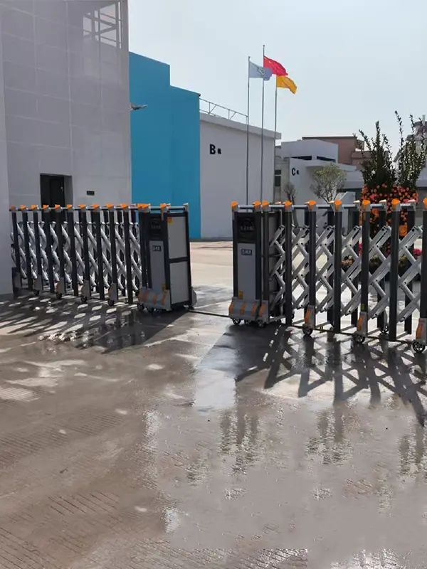 Single-track retractable gate